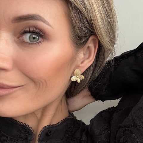Flower stud earrings with 4 leaves