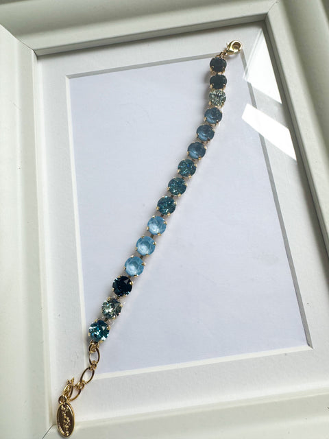 Gouden armbandje met donkerblauwe kristallen
