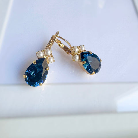 Oorhangers met een donkerblauwe Swarovki-druppel en pareltjes