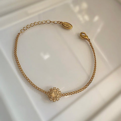 Gouden armbandje met gouden bloemetje
