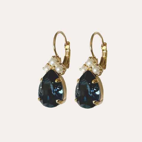 Oorhangers met een donkerblauwe Swarovki-druppel en pareltjes