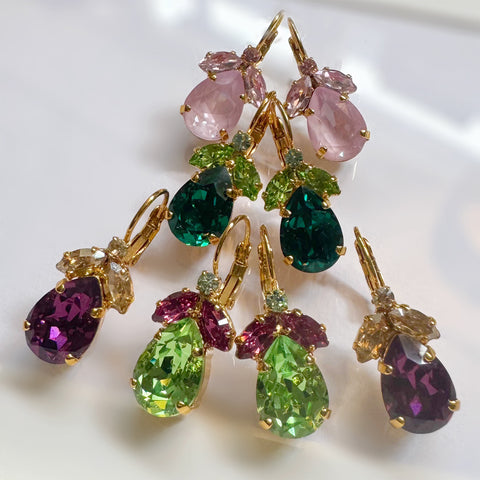 Roze oorhangers met blaadjes en een Swarovki-druppel